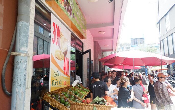 Sau Bến Tre, hàng loạt người ở TP.HCM xếp hàng ăn sầu riêng trả hạt với giá rẻ