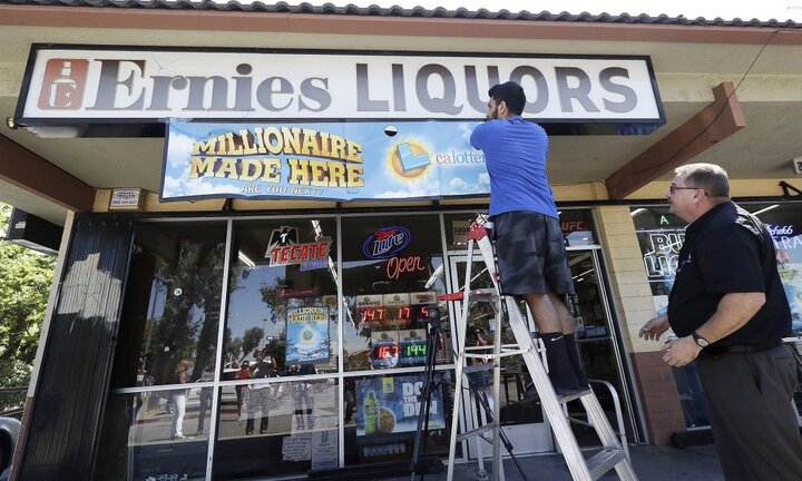 Góp tiền cùng mua vé số Mega Millions, 11 đồng nghiệp trúng 543 triệu USD