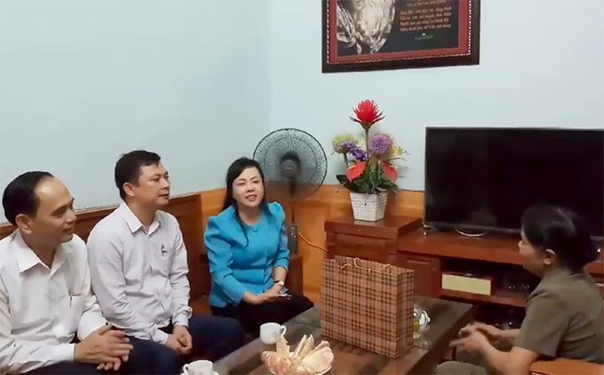 Clip: Bộ trưởng Y tế hát 'Người con gái sông La' tặng anh hùng La Thị Tám