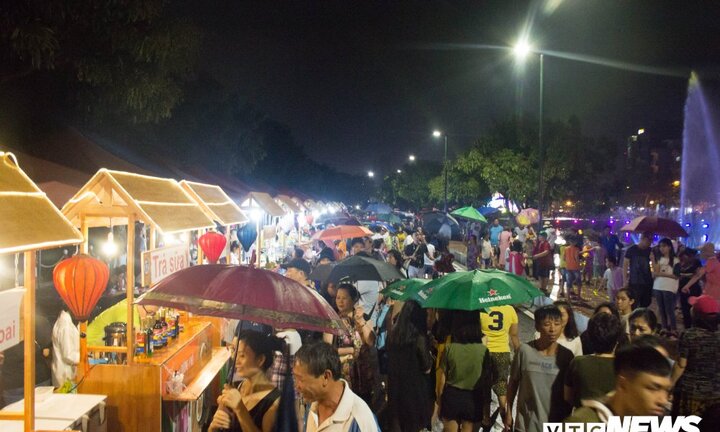 Ảnh: Người dân Thủ đô 'đội mưa' dự lễ khai trương phố đi bộ Trịnh Công Sơn