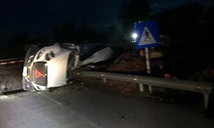 Va chạm khi ôm cua, hai xe tải lật nhào trên quốc lộ