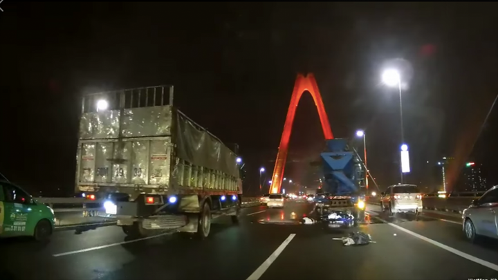 Phóng xe máy tốc độ cao, người đàn ông chết thảm dưới gầm xe bồn