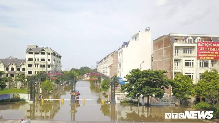 Ảnh: Khu biệt thự triệu USD giữa Thủ đô cứ mưa là ngập, dân ngán ngẩm chỉ biết kêu trời