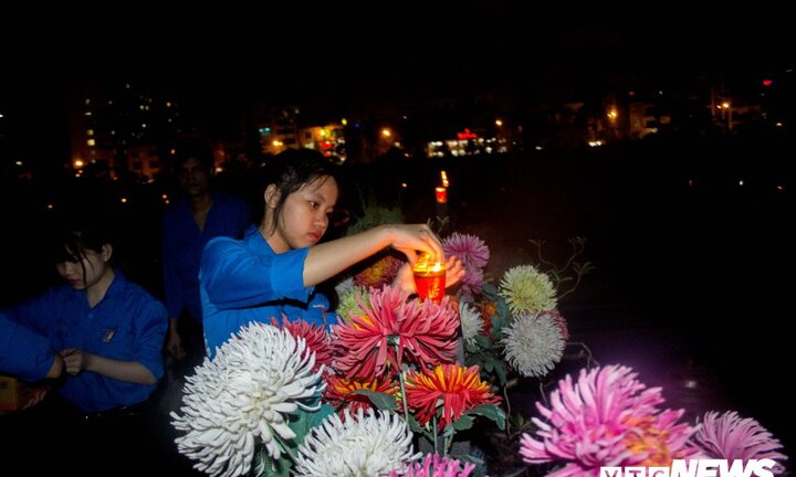 Ảnh: Tuổi trẻ Thủ đô nghiêng mình tri ân các anh hùng liệt sĩ
