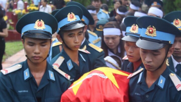 Tiễn biệt liệt sĩ Khuất Mạnh Trí về đất mẹ trong mưa lớn tầm tã