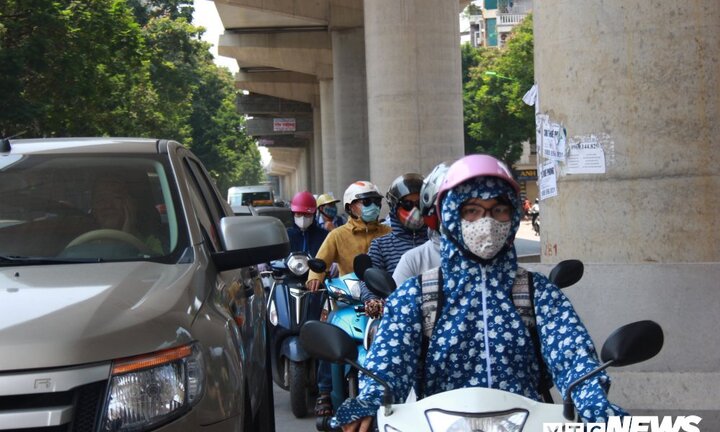 Ảnh: Dân Thủ đô quay cuồng trong nắng nóng ngày thu