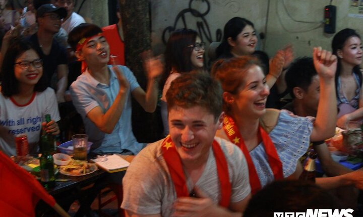 Ảnh: Cổ động viên nước ngoài vỡ oà cảm xúc với chiến thắng lịch sử của tuyển Olympic Việt Nam