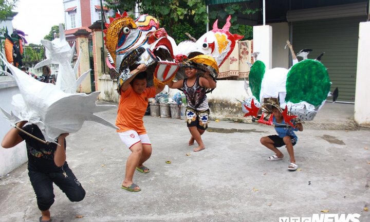 Gần đến Tết Trung thu, 'nghệ nhân nhí' làm đầu sư tử bội thu