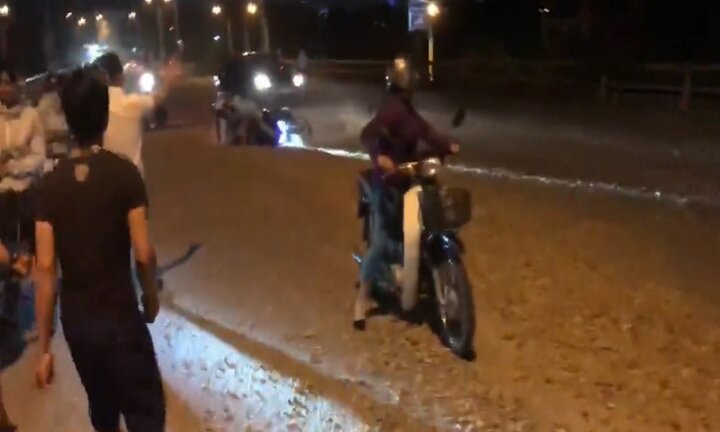 Sỏi đá vương vãi ở chân cầu Đáp Cầu Bắc Ninh, hàng loạt người gặp nạn