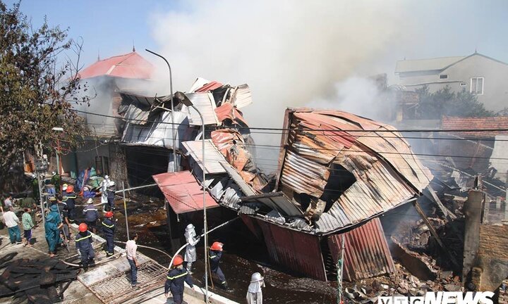 Lửa thiêu rụi xưởng mộc ở Hà Nội