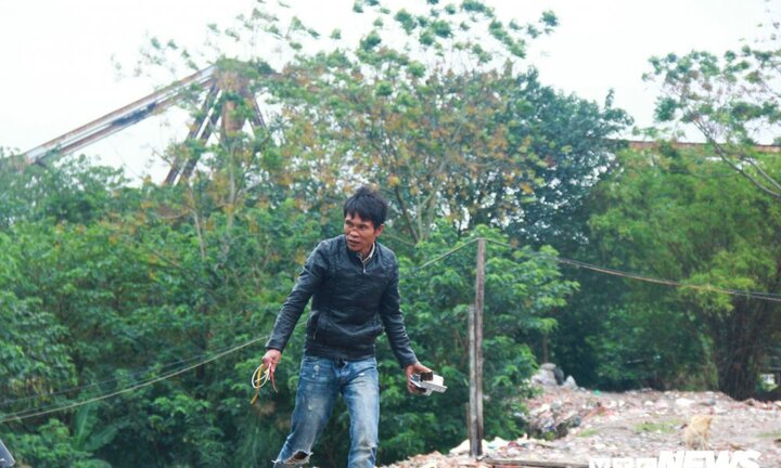 Ảnh: Người dân khu 'ổ chuột' dưới chân cầu Long Biên co ro trong ngày đông giá lạnh