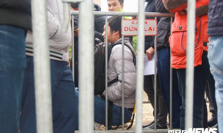 Ảnh: Người hâm mộ mang theo xôi, ghế ngồi đợi nhận vé trận chung kết Việt Nam - Malaysia