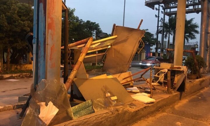 Xe container húc đổ cabin trạm thu phí BOT Tân Đệ trong đêm