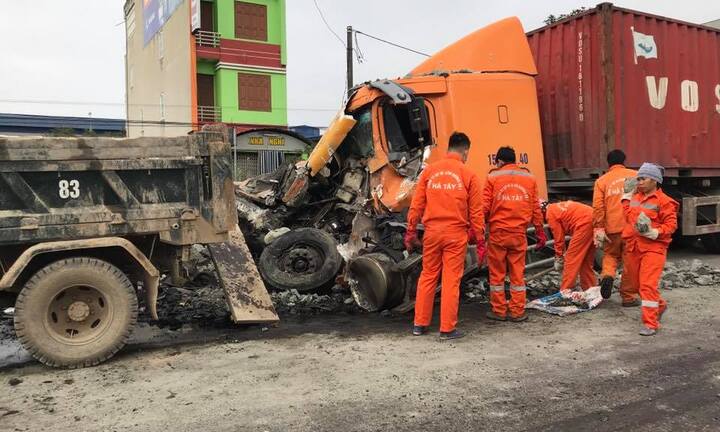 Xe ben chở đá lấn làn tông trực diện container, tài xế thoát chết trong cabin biến dạng
