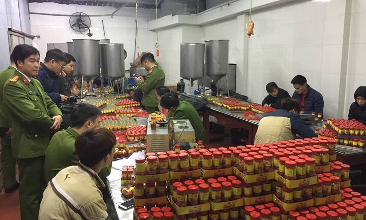 Phát hiện cơ sở sản xuất hàng nghìn lọ sa tế giả mỗi ngày ở Hà Nội