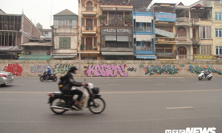 Đường hơn 300 tỷ đồng ở Hà Nội ngập tràn hình ảnh vẽ: Chủ tịch phường thông tin