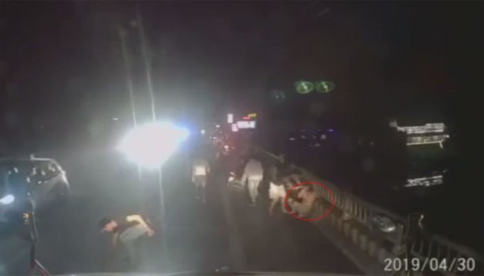 Bấm còi xin đường, tài xế container bị đánh bầm dập mặt mũi: Truy tìm nhóm người côn đồ