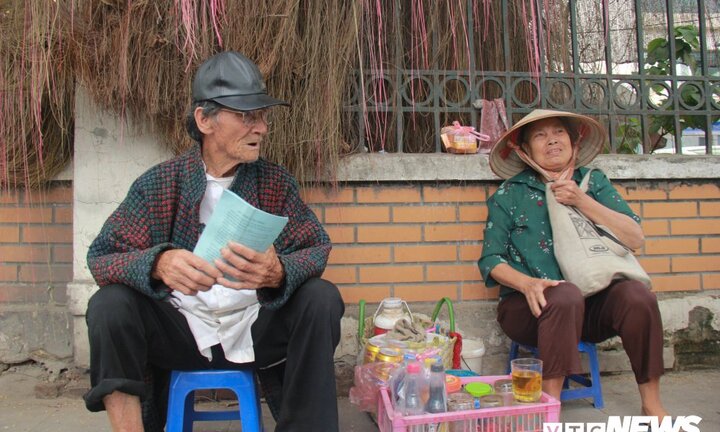 Ảnh: Dân Thủ đô mặc áo khoác, co ro dưới trời mưa phùn gió lạnh giữa ngày hè