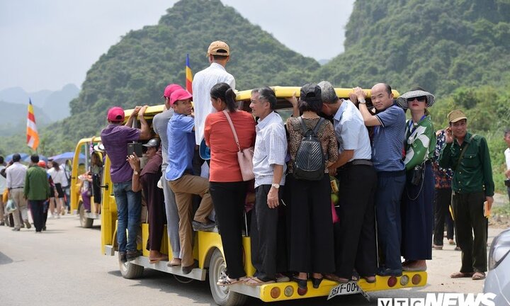 Ảnh: Hàng nghìn du khách đu bám, chen chúc trên xe điện miễn phí vào chùa Tam Chúc