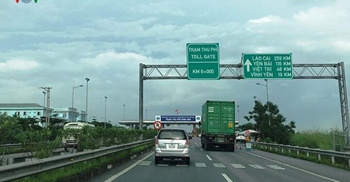 Trạm thu phí trên cao tốc Nội Bài - Lào Cai bị sét đánh hỏng, phải thu phí bằng vé giấy