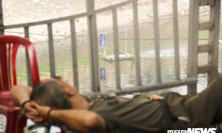 Ảnh: Sông Tô Lịch giảm mùi hôi thối, người dân thích thú bắc ghế ra ngủ, hóng gió 'mát như Sầm Sơn'