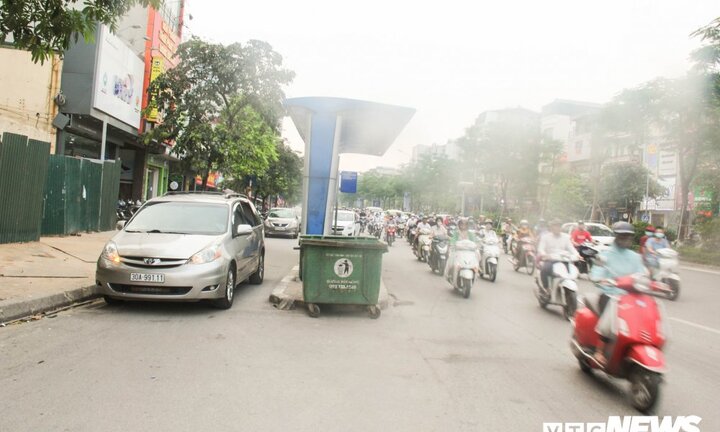 Ảnh: Nhà chờ xe buýt 'mọc' giữa tuyến đường hiện đại bậc nhất Thủ đô, người dân vừa đi vừa sợ