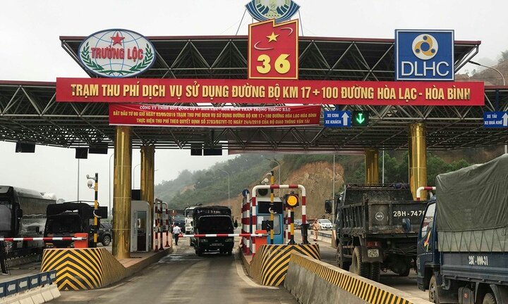 Người dân dừng xe cả 6 làn, tắt máy phản đối thu phí trạm BOT Hòa Lạc - Hòa Bình