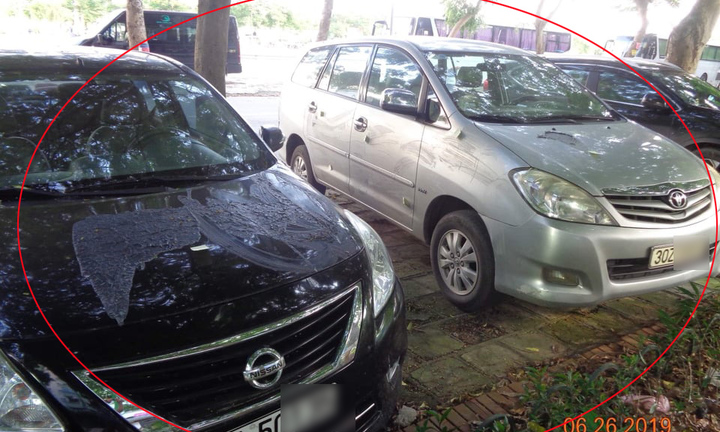 Hai xe ô tô nghi bị dội axit do không gửi tại bãi xe tự phát ở Hà Nội