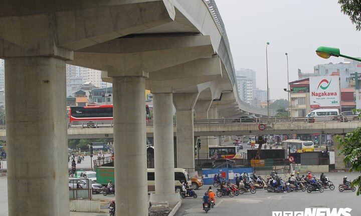Cấm đường Cầu Giấy đi Xuân Thủy để thi công đường sắt trên cao Nhổn - ga Hà Nội
