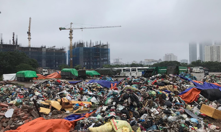 Ảnh: Dân chặn xe vào bãi rác Nam Sơn, phố Thủ đô ngập ngụa rác thải