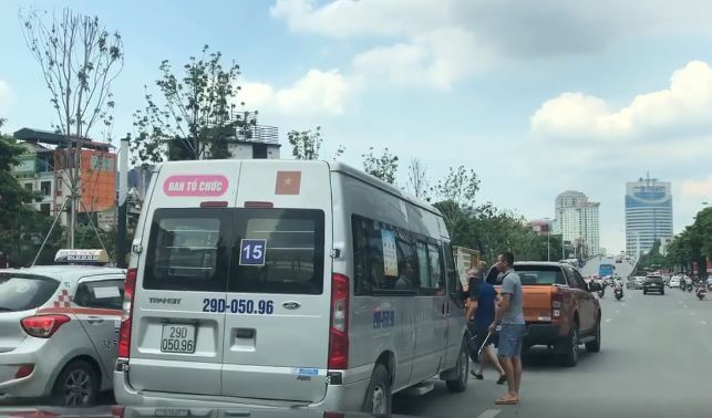 Bị xe ô tô 16 chỗ chèn ép, lái xe bán tải cầm gậy đánh golf xuống dằn mặt