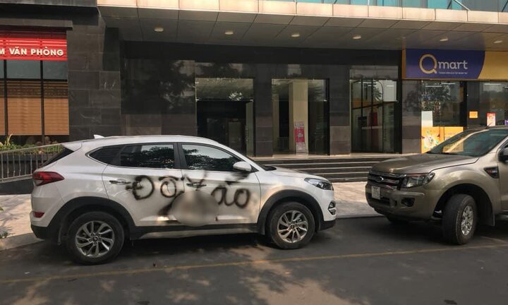 Hyundai Tucson bị phun sơn bẩn kèm theo lời cảnh cáo sau nhiều lần đỗ sai quy định