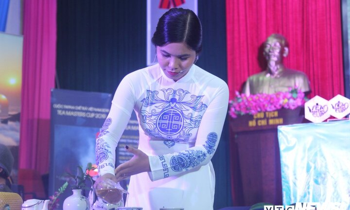 Bà chủ gốm sứ Bát Tràng thi Tea Master Cup Việt Nam: 'Đây là lần đầu tiên tôi pha trà tệ đến vậy'
