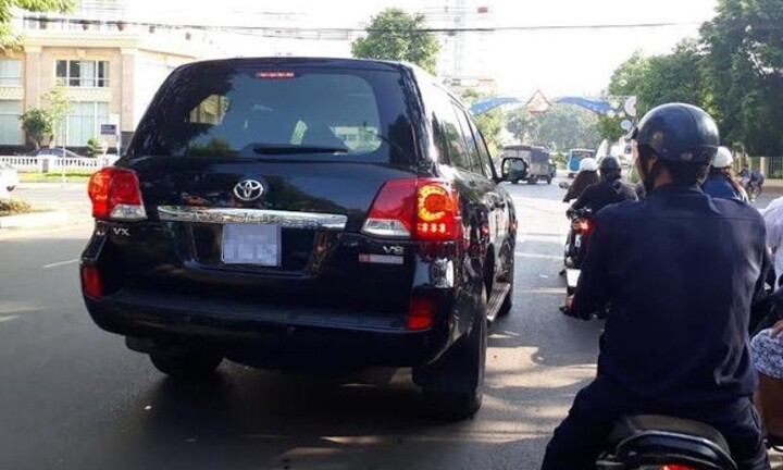 Cao Bằng có cán bộ được tặng ô tô trị giá hơn 3,7 tỷ đồng