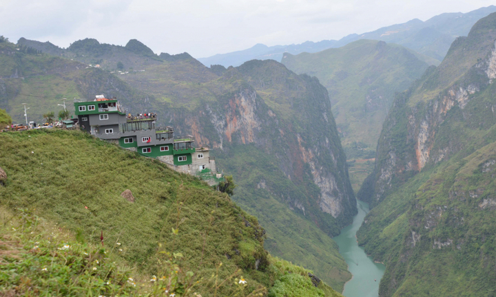 Trước nguy cơ bị phá dỡ, công trình Mã Pí Lèng Panorama bỗng được phủ sơn màu xanh