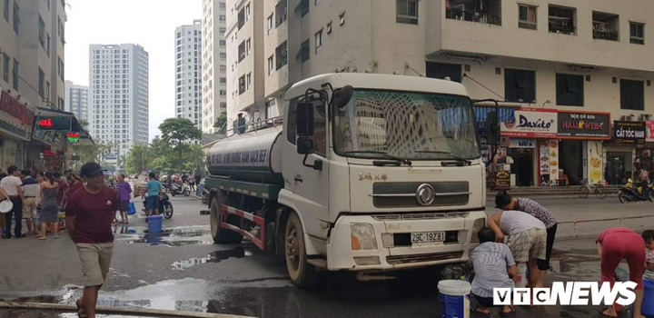 Nước sạch miễn phí cho dân Hà Nội có mùi: Tài xế không vệ sinh bồn chứa