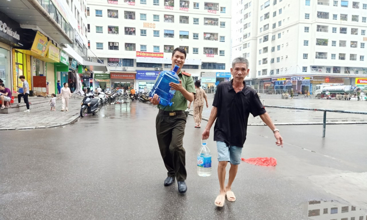 Ảnh: Bộ đội, công an giúp dân chung cư Linh Đàm đón nước sạch trở lại