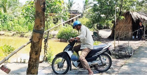 Bà lão miền Tây bỏ tiền túi làm đường BOT cho dân đi