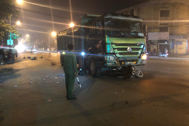 Xe máy va chạm xe tải, hai vợ chồng ở Hà Nội chết thương tâm