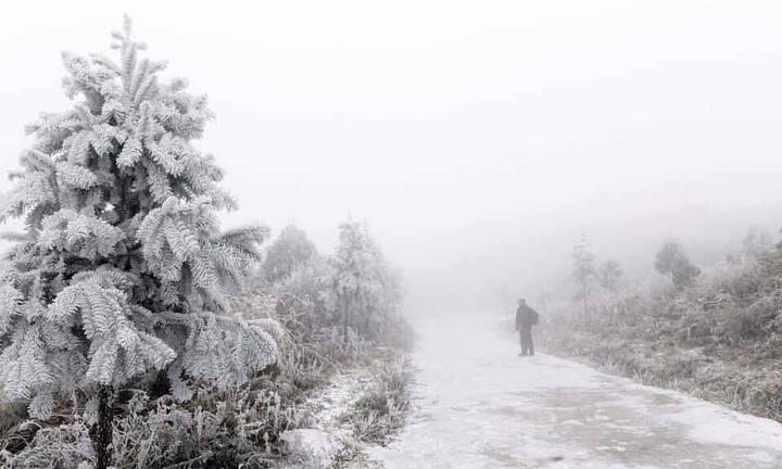 Băng giá phủ trắng đỉnh Chiêu Lầu Thi, du khách nô nức rủ nhau 'check in'