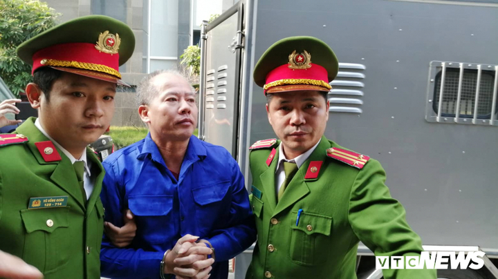 Kẻ truy sát cả gia đình em trai ở Hà Nội đến tòa với khuôn mặt lạnh lùng