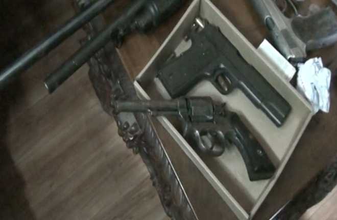 Phát hiện chấn động tại nhà kẻ đe doạ vợ bằng súng