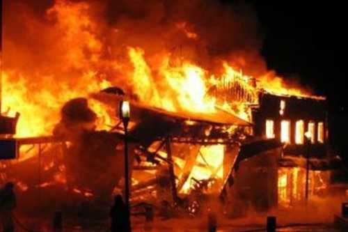 Phóng hoả đốt nhà hàng xóm lúc nửa đêm