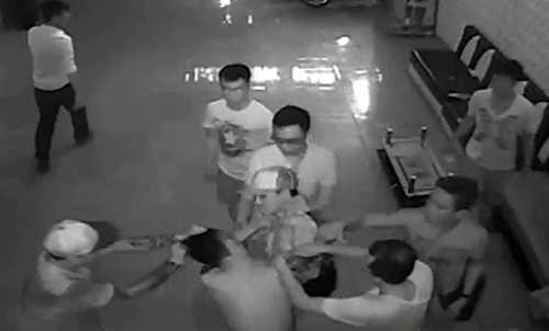 Côn đồ man rợ đánh chủ quán karaoke suốt gần 3 phút: Vì sao chưa khởi tố vụ án?