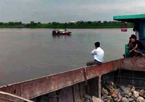 Tàu chìm trên sông, 4 người trong gia đình mất tích