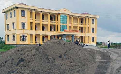 Xe tải cán chết một giáo viên tại sân trụ sở UBND xã