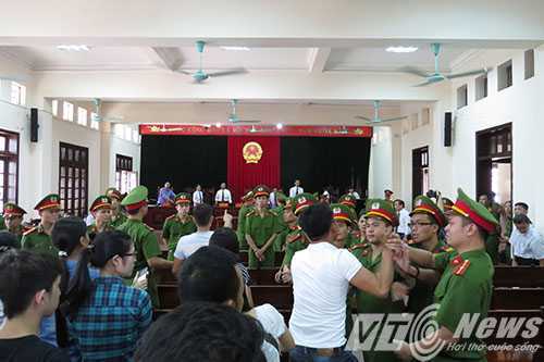 Người nhà bị cáo kêu khóc trong phiên xử vụ 'giết người bí hiểm' tại Hải Phòng