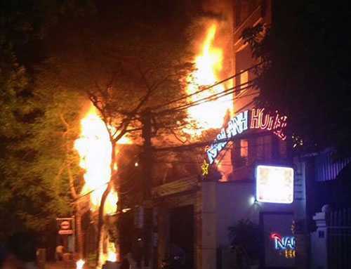 Quán bar bùng cháy dữ dội, 'dân chơi' tháo chạy tán loạn