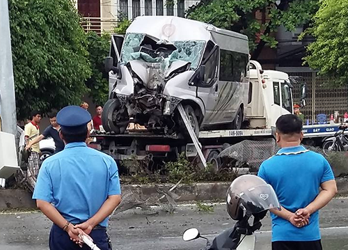 Ôtô 16 chỗ nát bét đầu, la liệt người bị thương