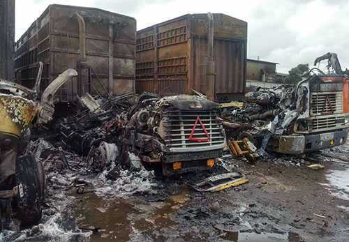 3 xe đầu kéo bùng cháy dữ dội, 4 tài xế lao vào biển lửa ứng cứu